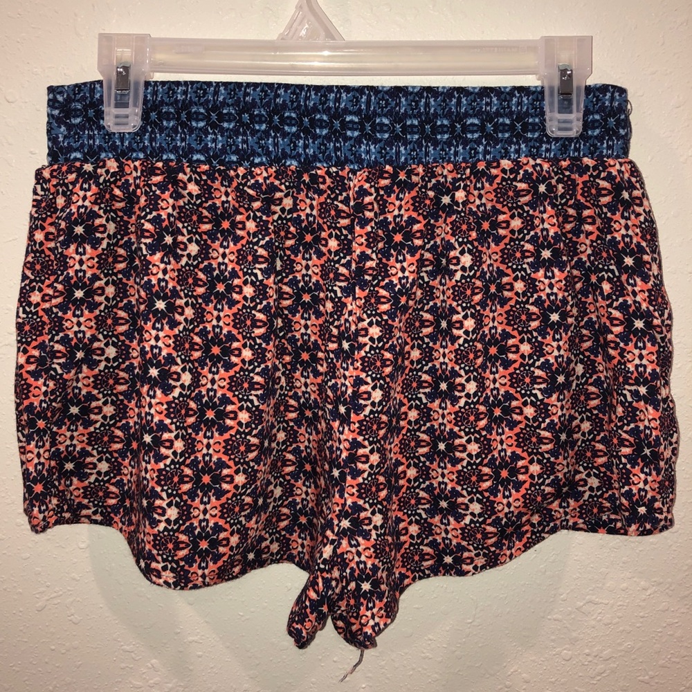High Waisted Pattern Shorts - Picture 2 of 2